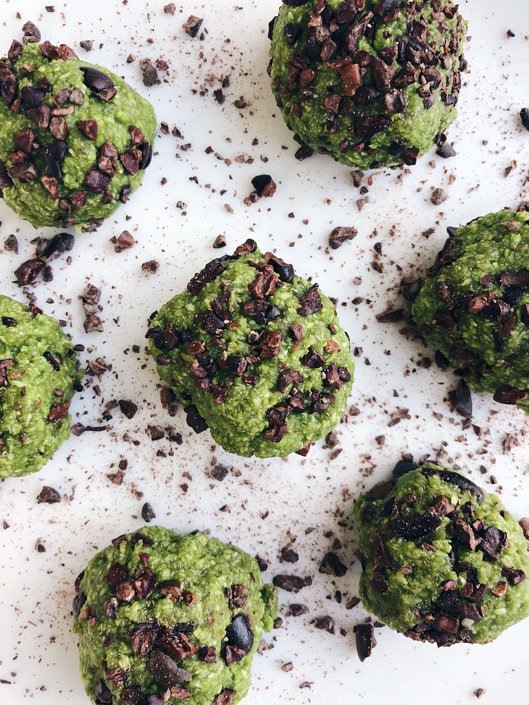 Healthy Matcha Energy Balls! Made with simple, clean ingredients and great when you need a little energy boost! #healthytreat #healthysnack #matcharecipe | www.jillzguerin.com
