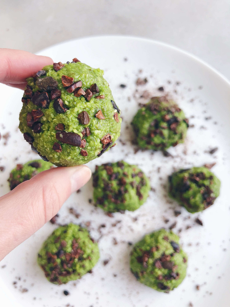 Healthy Matcha Energy Balls! Made with simple, clean ingredients and great when you need a little energy boost! #healthytreat #healthysnack #matcharecipe | www.jillzguerin.com