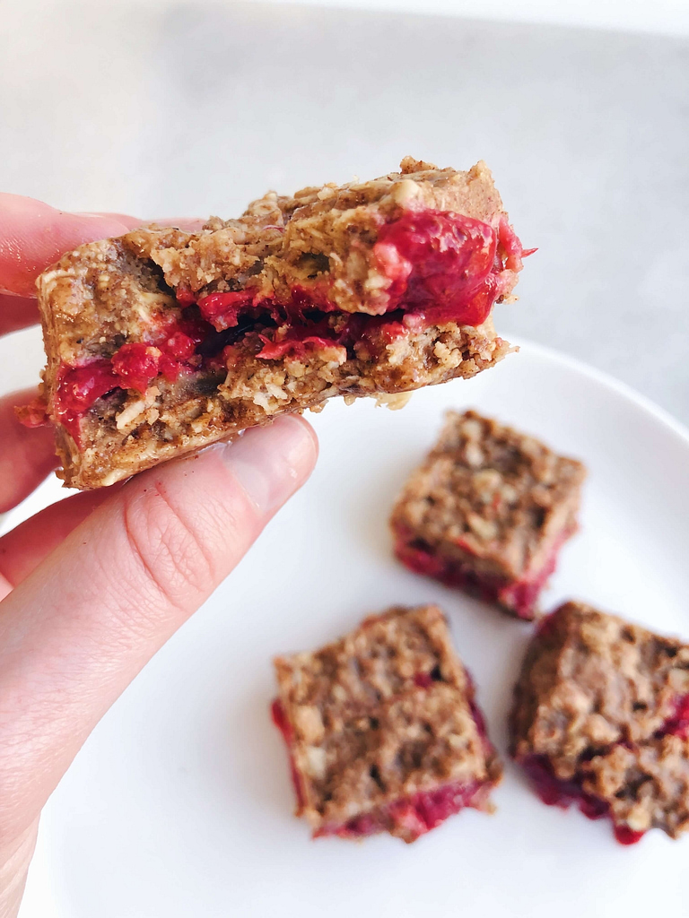 Strawberry No-Bake Oat Bars: gluten-free, dairy-free, and refined sugar-free and so refreshing! #healthytreats #healthydessert | www.jillzguerin.com