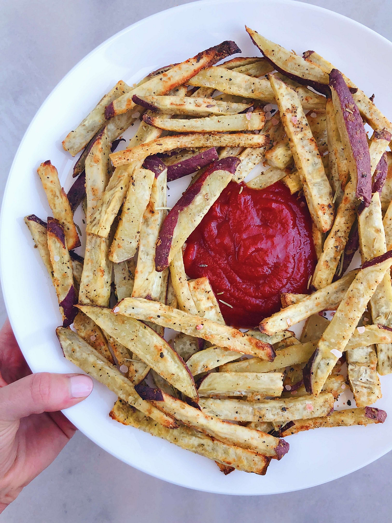 Healthy Sweet Potato Fries! A much healthier and more natural alternative to your favorite greasy fries. No toxic fried oils here! #healthyfood #healthyfries | www.jillzguerin.com