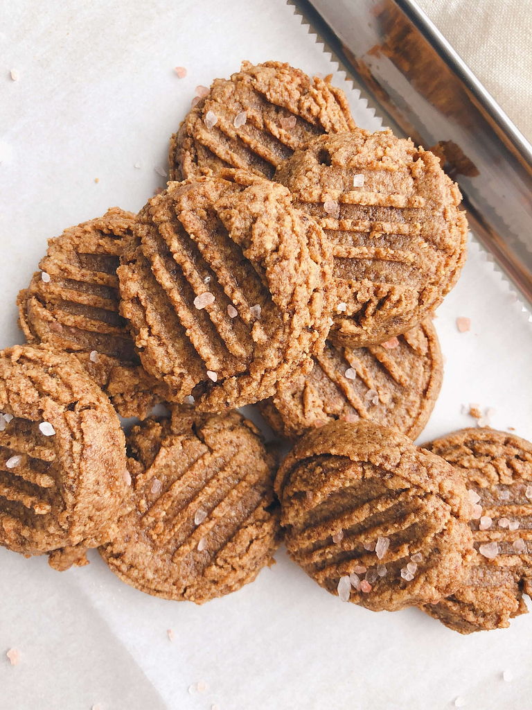 3 Ingredient Cookies: These are the EASIEST. COOKIES. EVER! And SO GOOD, too! #healthycookies #easycookies | www.jillzguerin.com
