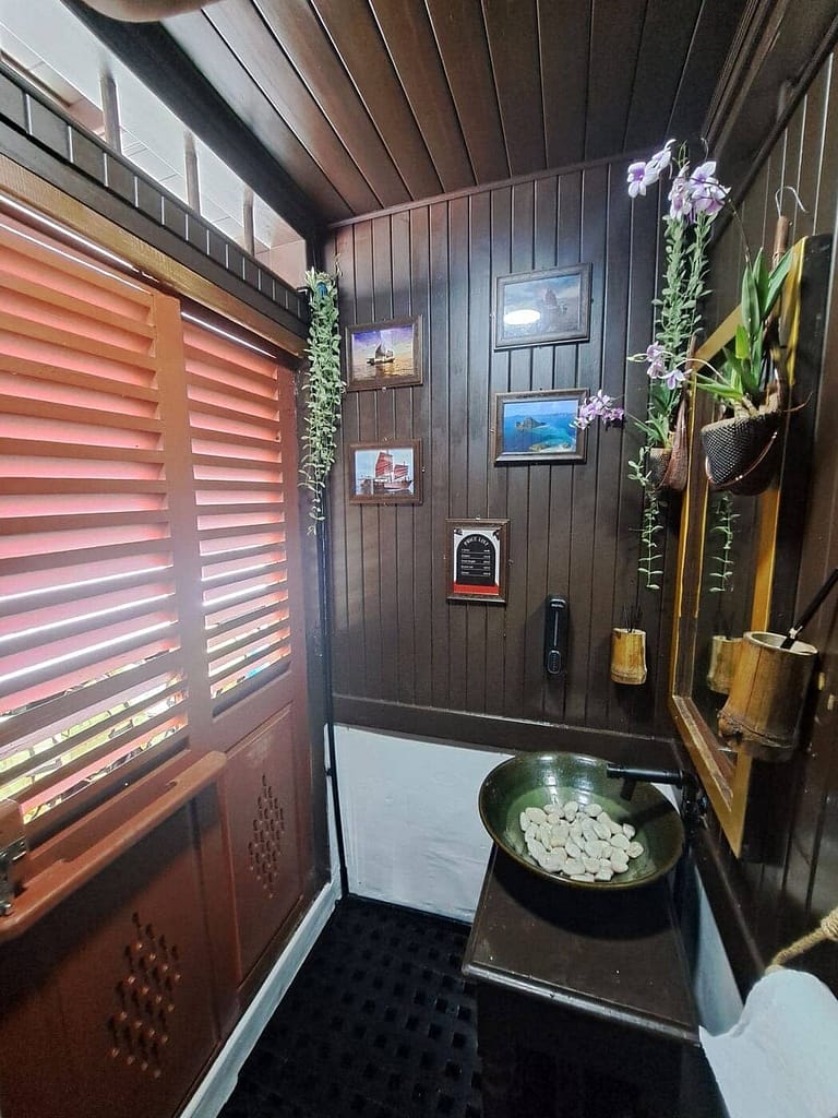 Intérieur de la salle de bains de style occidental à bord du bateau traditionnel « Pla Luang » à Krabi.