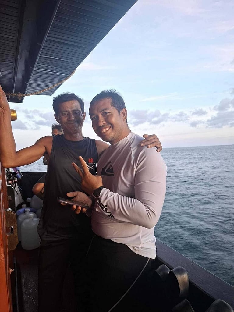 Deux membres d'équipage de Krabi Sunset Cruises souriant ensemble sur le bateau