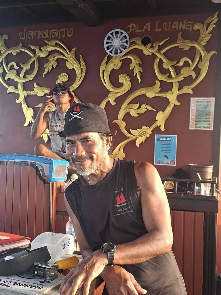 Pi Pae, guide touristique de Krabi Sunset Cruises, à bord d'un bateau traditionnel en bois