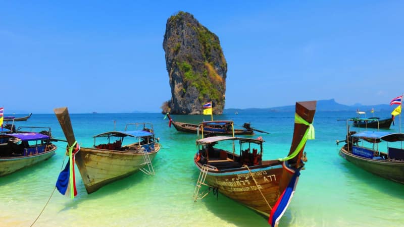 bateaux à longue queue sur la plage de phranang à railay avec island rock en arrière-plan