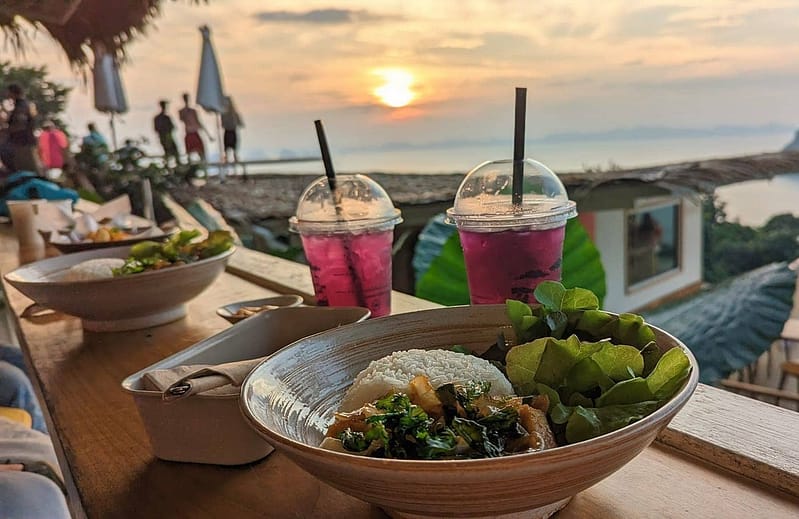 puesta de sol y comida en khaothong hill cafe krabi
