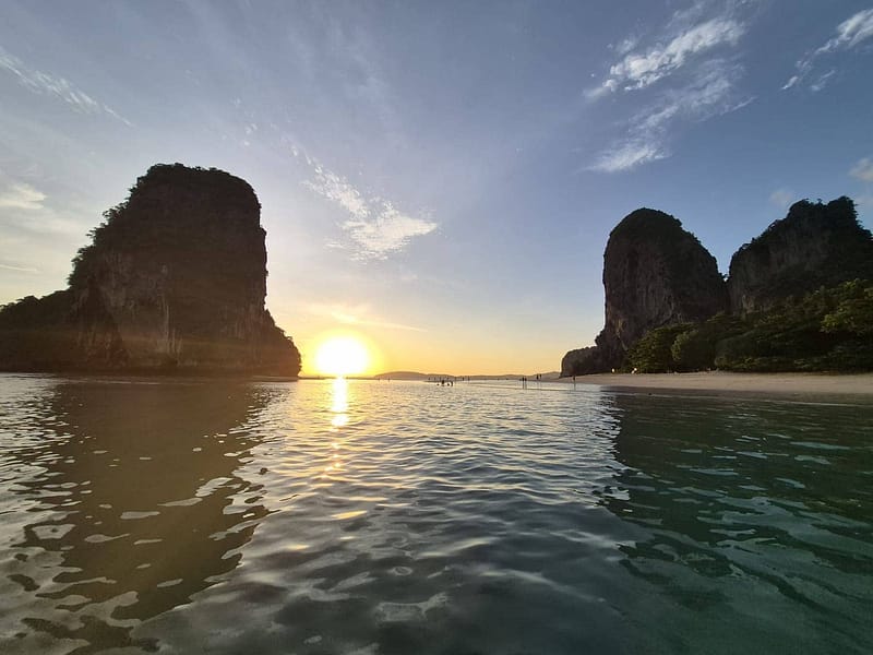 Puesta de sol entre dos montañas en la playa de Phra Nang, en Railay, Krabi