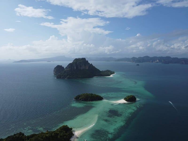 Vue aérienne prise par un drone des îles Tub et Poda, à Krabi, en Thaïlande
