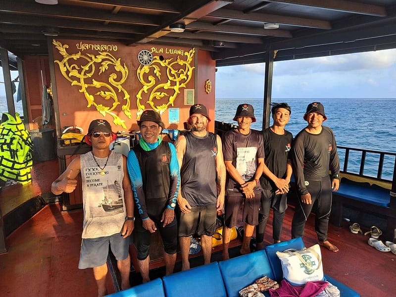 L'équipage de Krabi Sunset Cruises réuni à bord d'une jonque traditionnelle en bois à Krabi