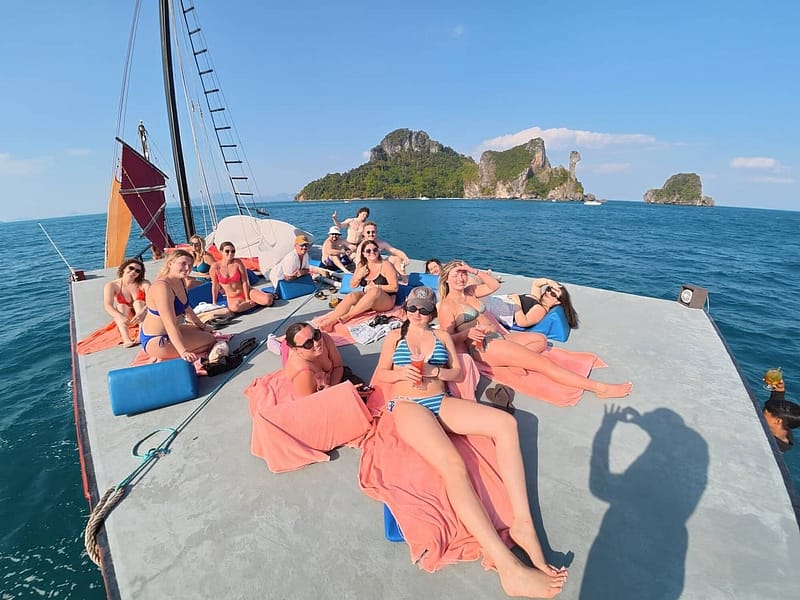 Des clients se détendent sur la spacieuse terrasse sur le toit du Pla Luang, avec en toile de fond les îles calcaires et la mer d'Andaman.
