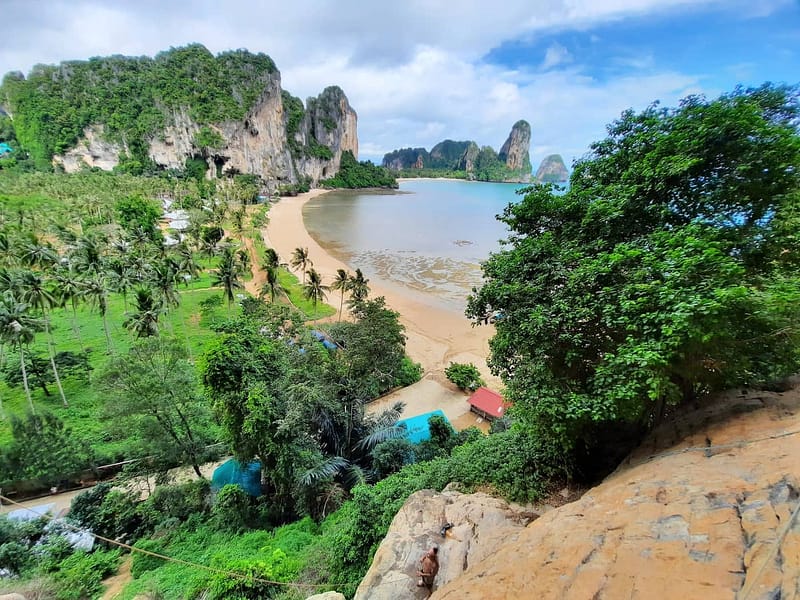 Vistas panorámicas con vistas a la playa de Tonsai y a Railay West en Krabi, con playas de arena, palmeras tropicales y imponentes acantilados de piedra caliza