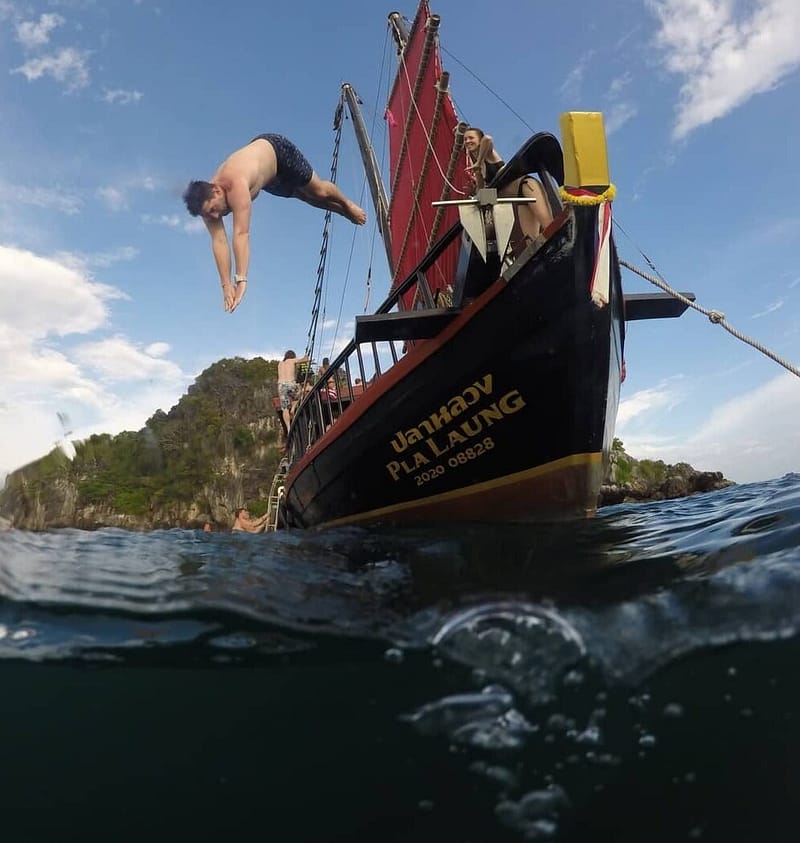 saltar al mar desde el tradicional junco siamés en Krabi