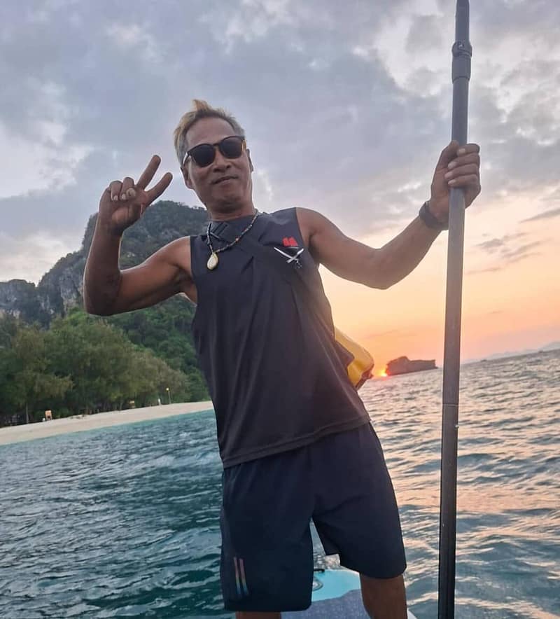 Le capitaine de Krabi Sunset Cruises sur un paddleboard près de l'île de Poda
