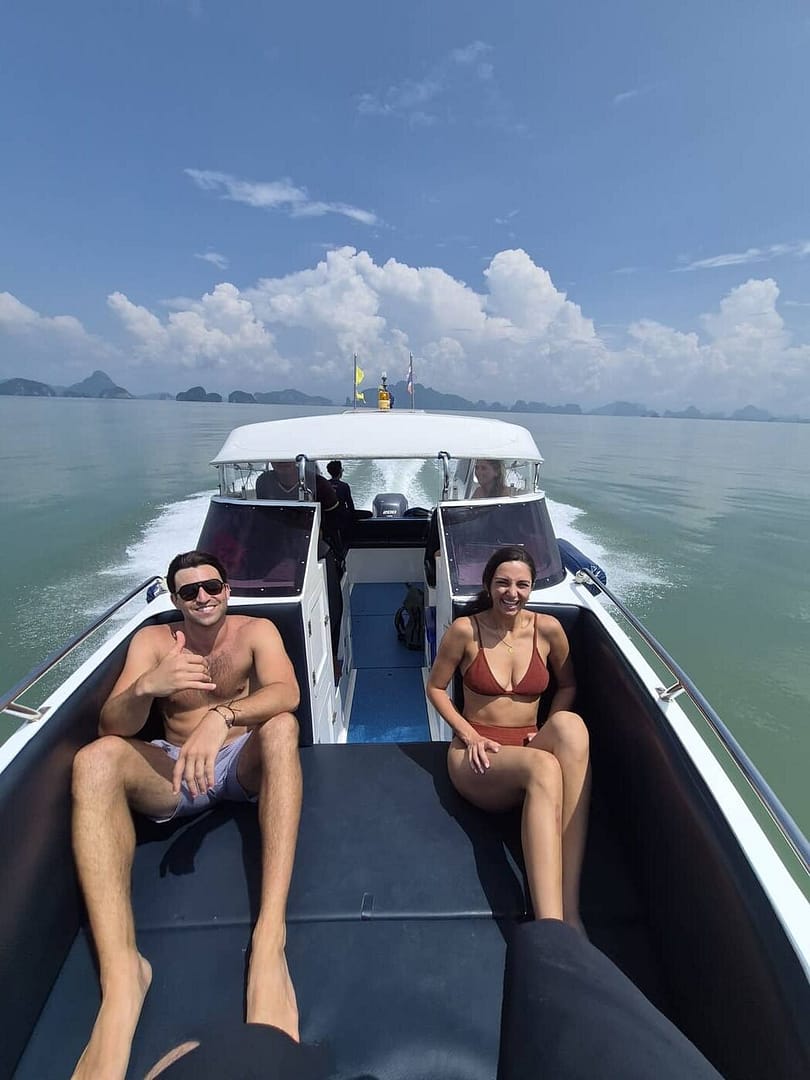 Disfrutar de un momento de relax a bordo de una lancha rápida para grupos reducidos, rodeado de islas de piedra caliza en la bahía de Phang Nga