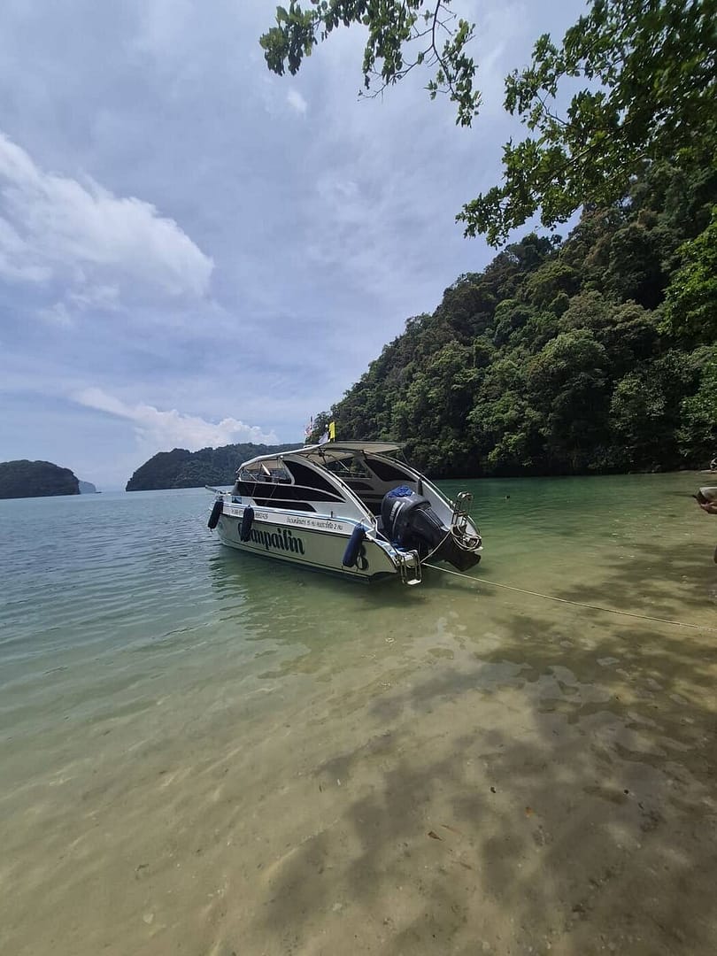 Lancha rápida en una playa tranquila de la bahía de Phang Nga