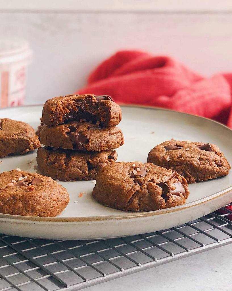 Flourless Peppermint Chocolate Chunk Cookies: A fudgy peppermint cookie made with only clean ingredients! #holidaybaking #healthycookies | www.jillzguerin.com
