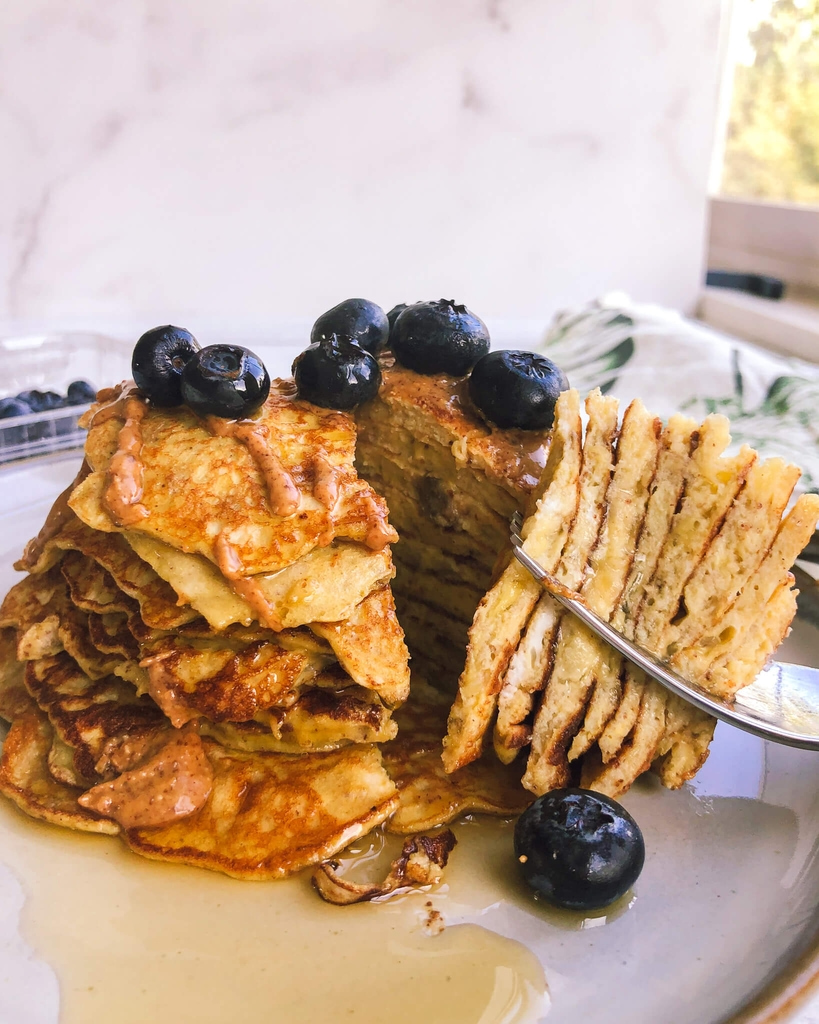 Healthy 2 Ingredient Pancakes: Only 2 ingredients!? YEP! The only ingredients used are eggs and mashed banana! Don't believe me? Try it! #healthypancakes #healthybreakfast | www.jillzguerin.com