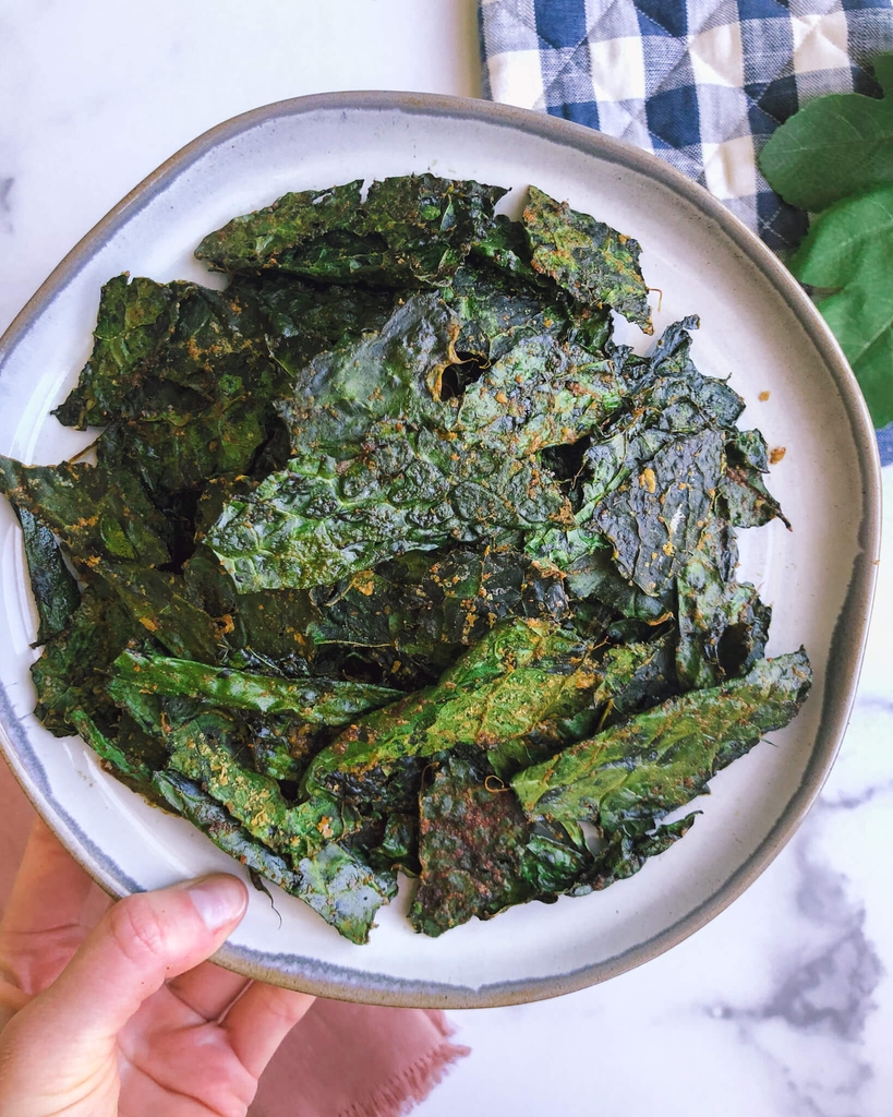 Spicy Kale Chips: Kale chips are an incredibly healthy snack and a nutritional rockstar. And they're delicious, too! #healthysnack #healthyfood | www.jillzguerin.com