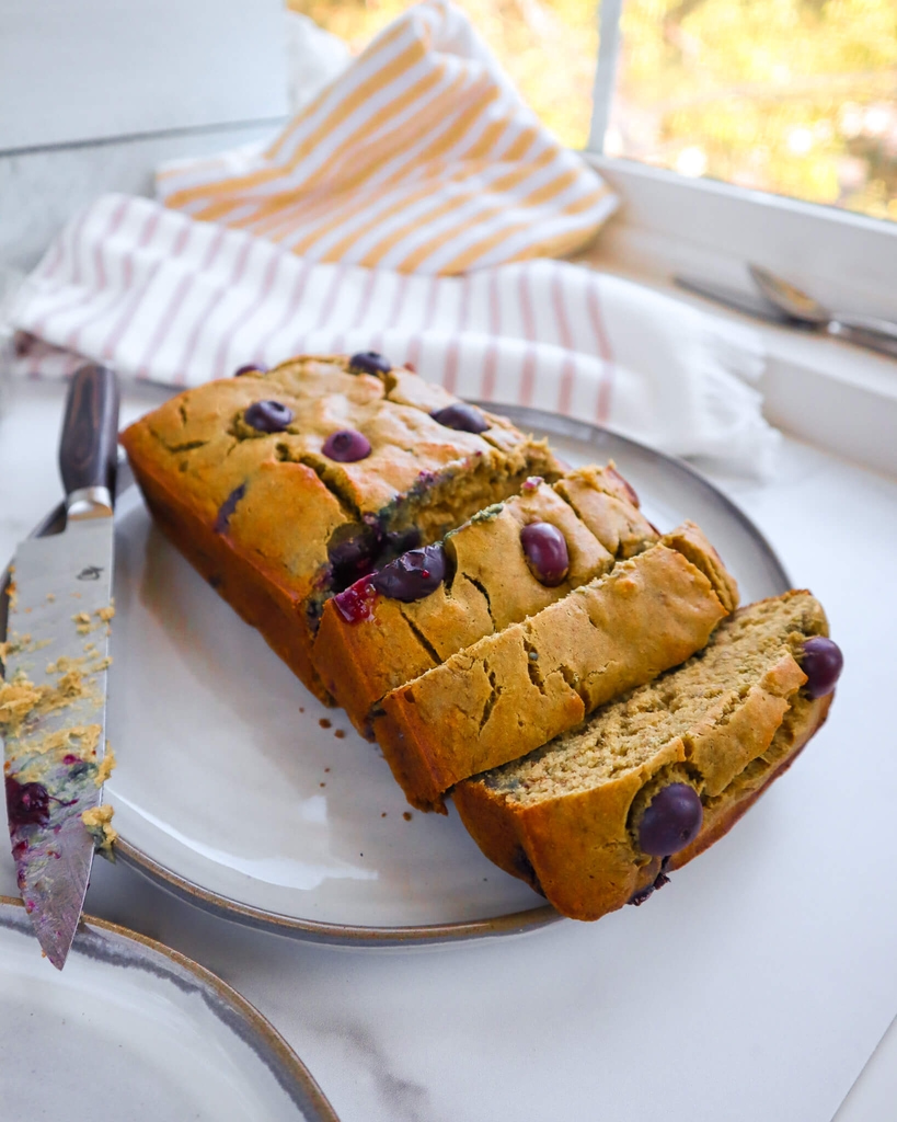 Banana Blueberry Bread: A healthy and delicious recipe made with only 6 ingredients! #healthydessert #minimalingredients #glutenfree | www.jillzguerin.com