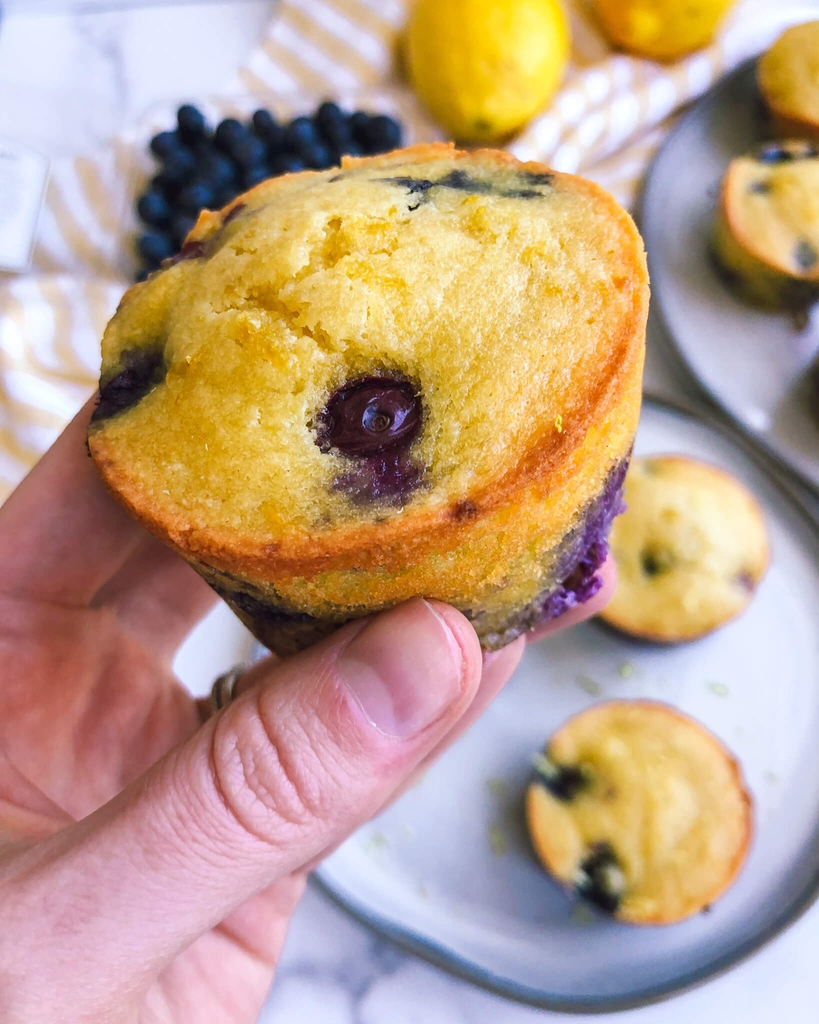 Lemon Blueberry Muffins: Refreshing and healthy lemon blueberry muffins that are so perfect for the morning or an afternoon snack. Made with only the best ingredients! #healthymuffins #healthybaking | www.jillzguerin.com