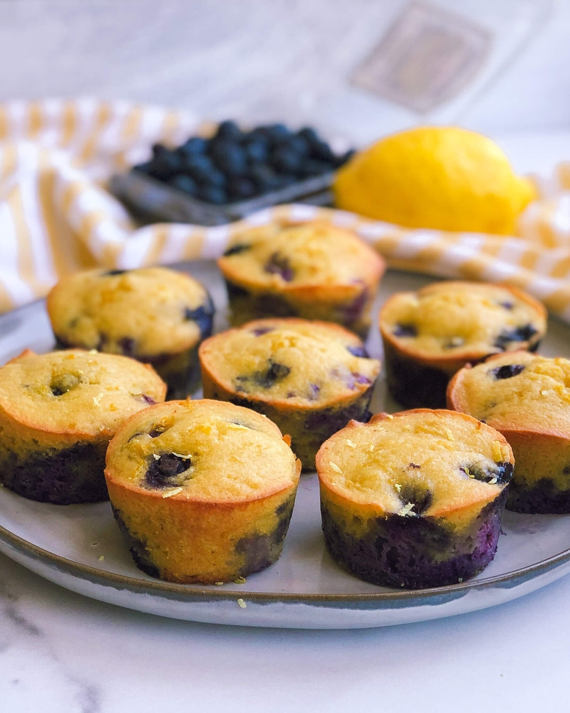Lemon Blueberry Muffins: A refreshing and healthy lemon blueberry muffin that’s so perfect for the morning or an afternoon snack. Made with only the best ingredients! #healthymuffins #healthybaking | www.jillzguerin.com