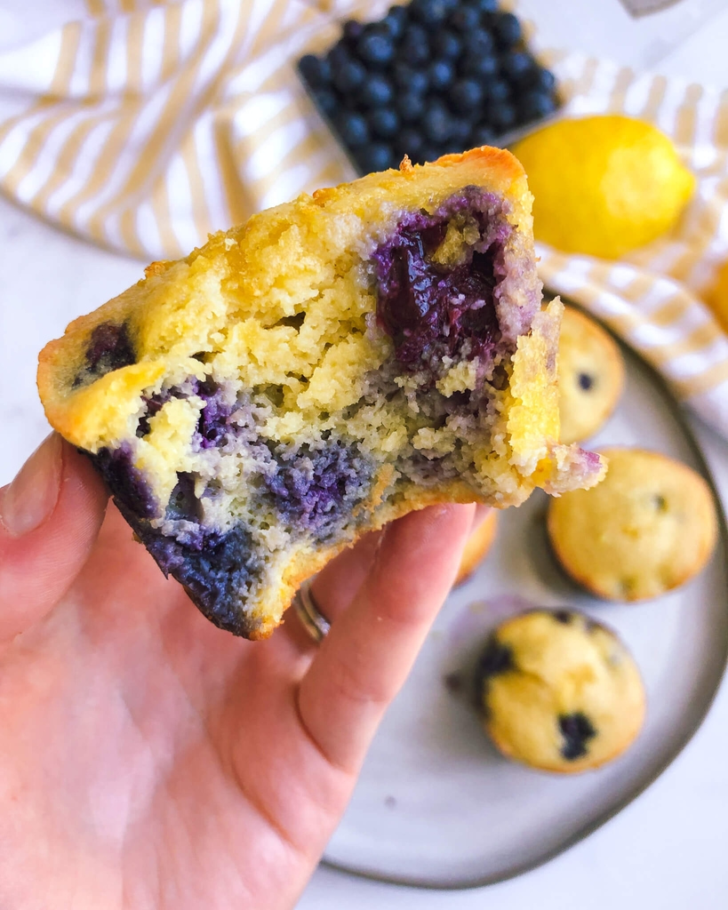 Lemon Blueberry Muffins: A refreshing and healthy lemon blueberry muffin that’s so perfect for the morning or an afternoon snack. Made with only the best ingredients! #healthymuffins #healthybaking | www.jillzguerin.com