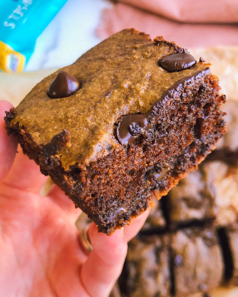 Flourless Brownie Cake Bars: These healthy brownie cake bars are super fluffy, incredibly delicious, and melt in your mouth good. #healthybrownies #healthydesserts | www.jillzguerin.com