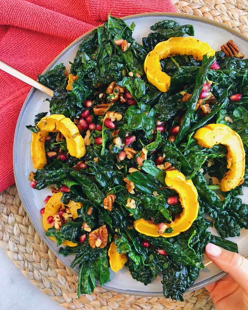 Healthy Fall Harvest Salad: the perfect salad for the fall season. Filled with healthy in-season produce and yummy flavors! #saladrecipe #fallsalad | www.jillzguerin.com