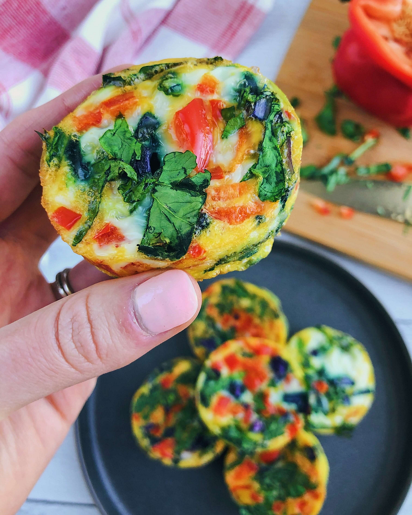 Easy Breakfast Egg Muffins! So easy to prep on Sundays and eat for breakfast throughout the week. #mealprep #healthybreakfast #breakfastrecipe | www.jillzguerin.com