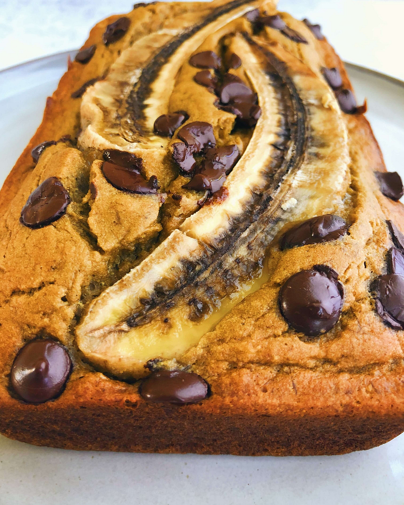 5 Ingredient Banana Bread: The easiest banana bread ever! And made only simple clean ingredients. #bananabread #healthybananabread | www.jillzguerin.com