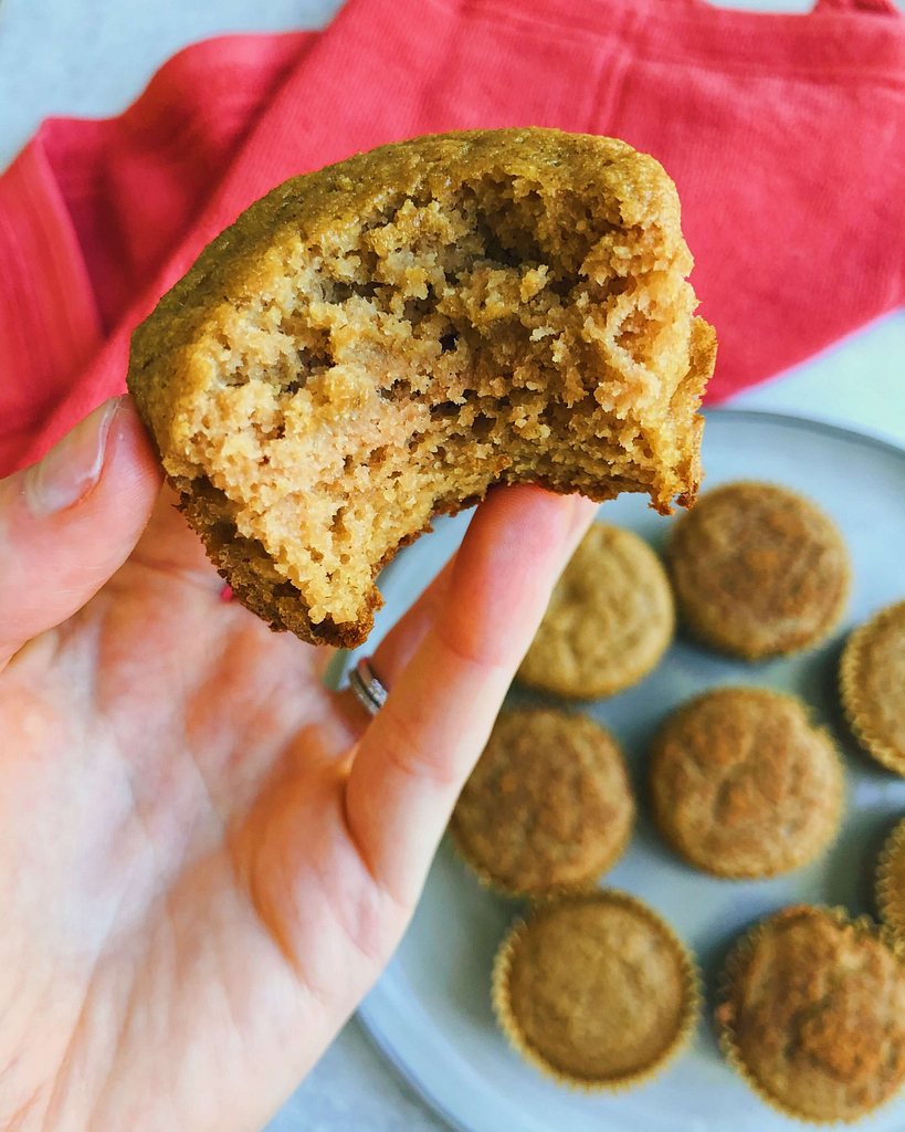 5 Ingredient Applesauce "Cornbread" Muffins: Muffins with a light cornbread flavor even though there's no corn involved! AND ONLY 5 INGREDIENTS! #healthybaking #healthymuffins | www.jillzguerin.com