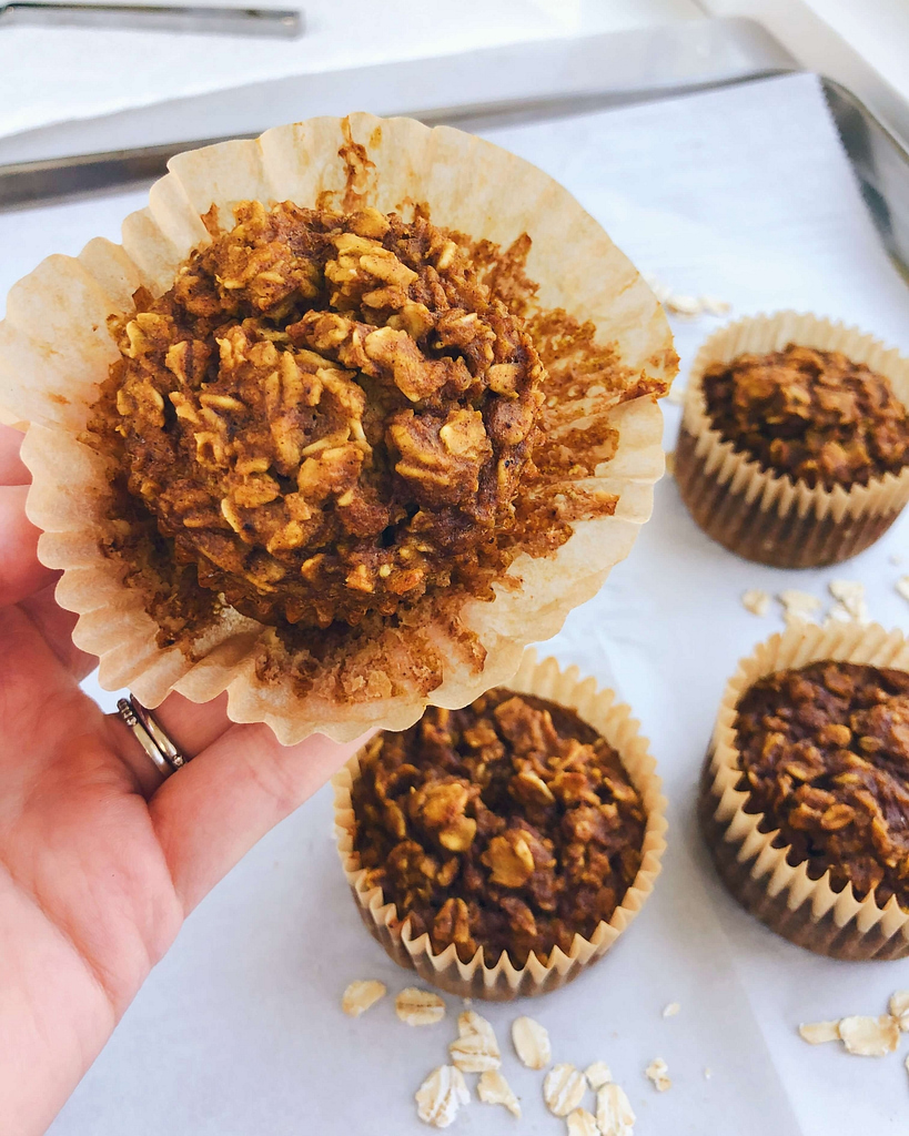 Pumpkin Oatmeal Breakfast Muffins: Filled with clean, healthy ingredients and perfect for on-the-go! #healthybreakfast #easybreakfast | www.jillzguerin.com