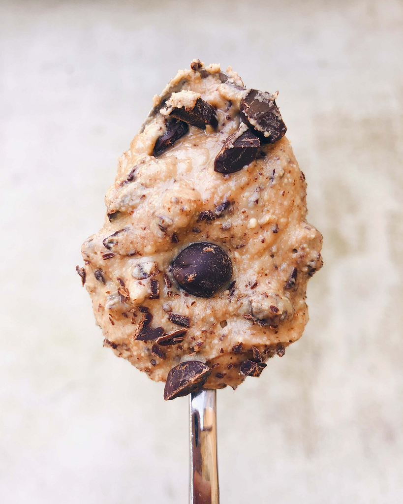 Chocolate Chip Cookie Dough Nut Butter: Nut butter that tastes just like chocolate chip cookie dough! Only clean, healthy ingredients. #healthycookiedough #nutbutter | www.jillzguerin.com