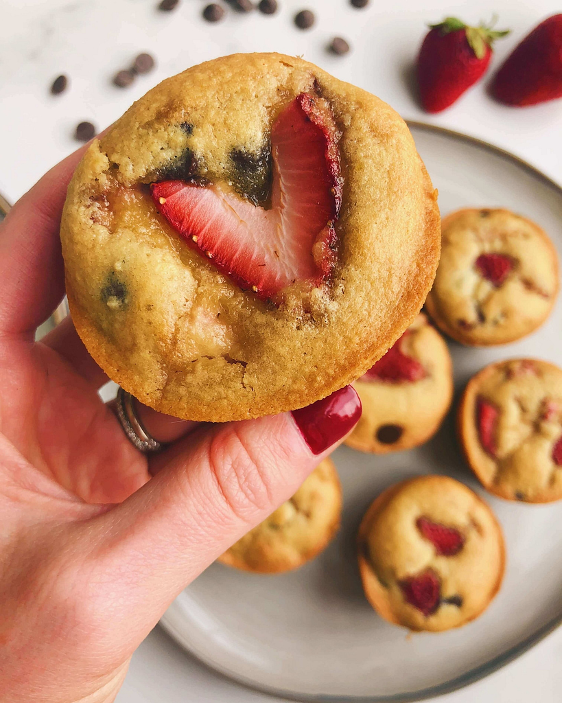 Strawberry Chocolate Chip Muffins: These are absolutely delicious, made with healthy ingredients, and has the best fluffy texture! #healthymuffins #glutenfreemuffins | www.jillzguerin.com