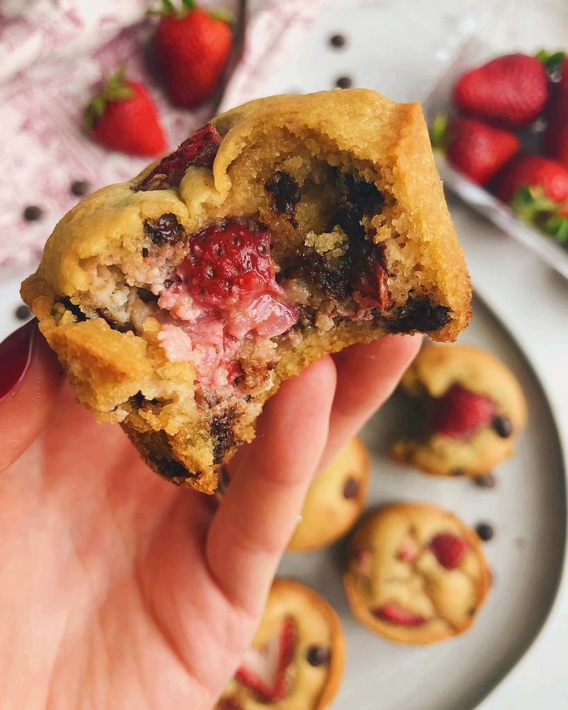Strawberry Chocolate Chip Muffins: These are absolutely delicious, made with healthy ingredients, and has the best fluffy texture! #healthymuffins #glutenfreemuffins | www.jillzguerin.com