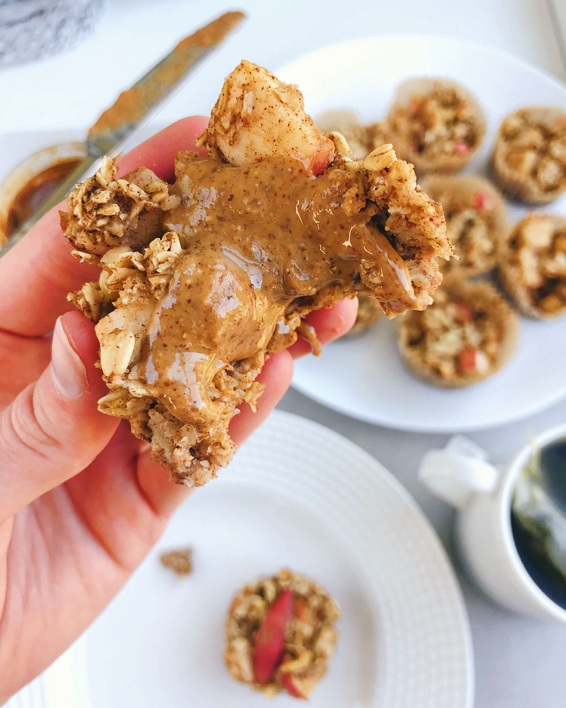 Cinnamon Apple Oat Muffins: A gluten-free, dairy-free, refined sugar-free and healthy on-the-go breakfast! #healthybreakfast | www.jillzguerin.com