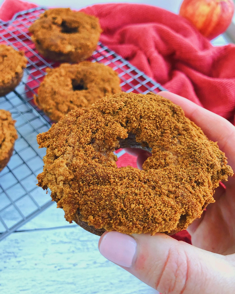 Apple Cinnamon Baked Donuts: A fun and tasty Fall treat...but made with only clean, healthy ingredients! #healthydonuts | www.jillzguerin.com