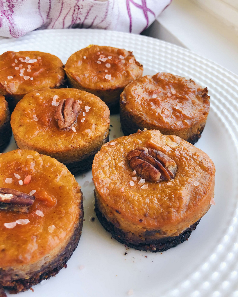 Mini Pumpkin Pies: The perfect mini dessert for the holidays! #healthypie #healthyholidays | www.jillzguerin.com