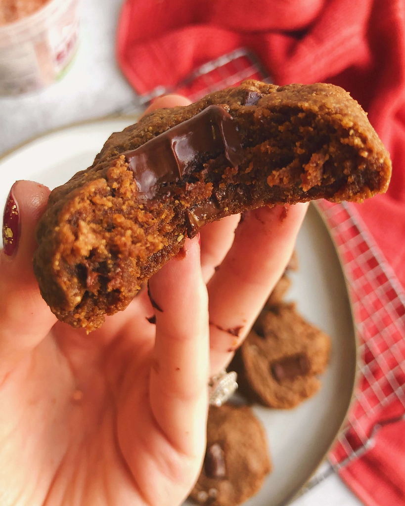 Flourless Peppermint Chocolate Chunk Cookies: A fudgy peppermint cookie made with only clean ingredients! #holidaybaking #healthycookies | www.jillzguerin.com