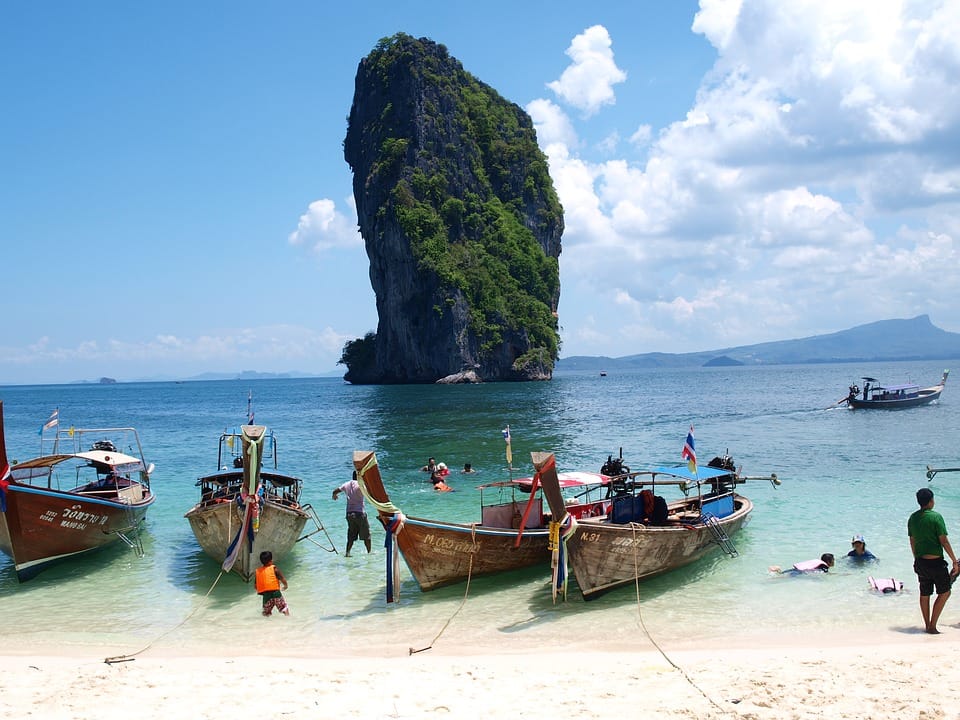 4 longtail boats alignés sur la plage de Krabi, Thaïlande