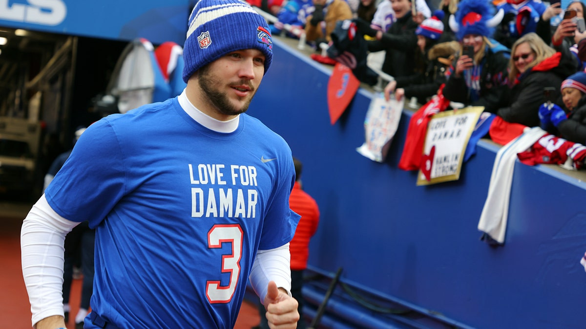 Bills, Patriots players show support for Damar Hamlin before matchup