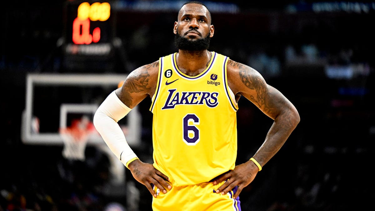 Lakers drop fourth straight, LeBron James exits fourth quarter with groin injury