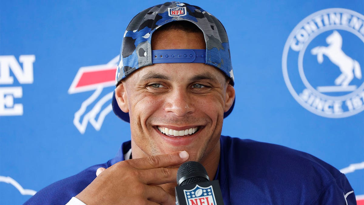 Bills’ Jordan Poyer encourages Tom Brady to step away from football: ‘Go spend time with your kids’