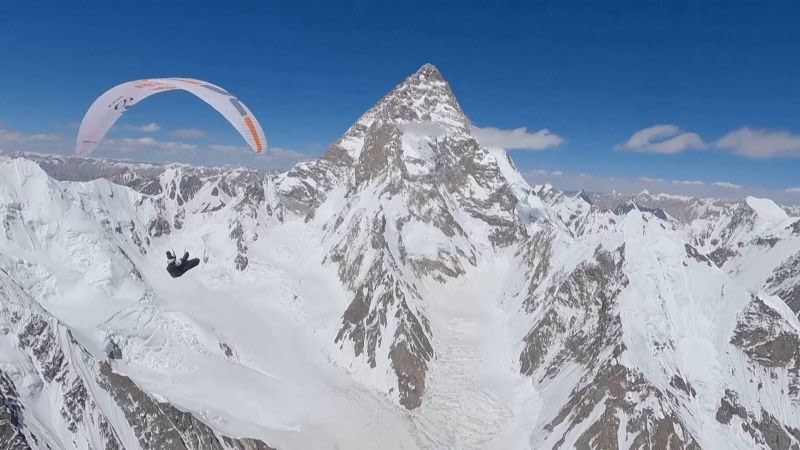 Video: Paragliders make historic flight up world&#8217;s second tallest mountain