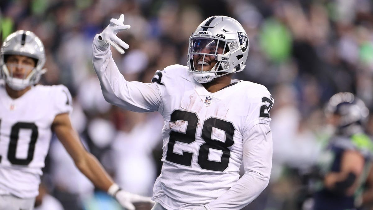 Raiders’ Josh Jacobs caps monster day with epic overtime touchdown run to beat Seahawks