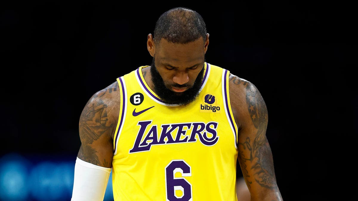 LeBron James looks fed up on Lakers’ bench after dropping 46 points in loss