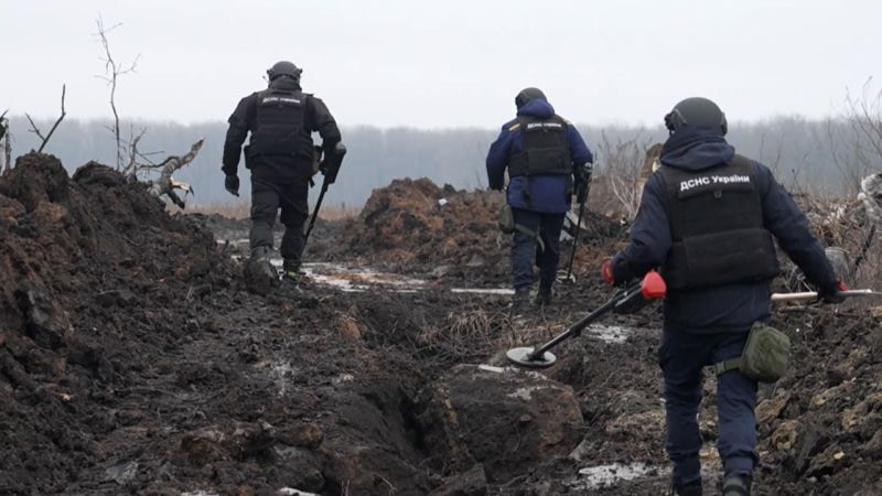 See how Ukrainian team works to defuse mines left by Russians