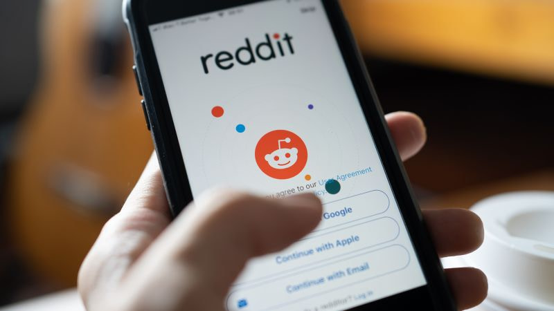 The return of the Reddit investor, this time with powerful friends