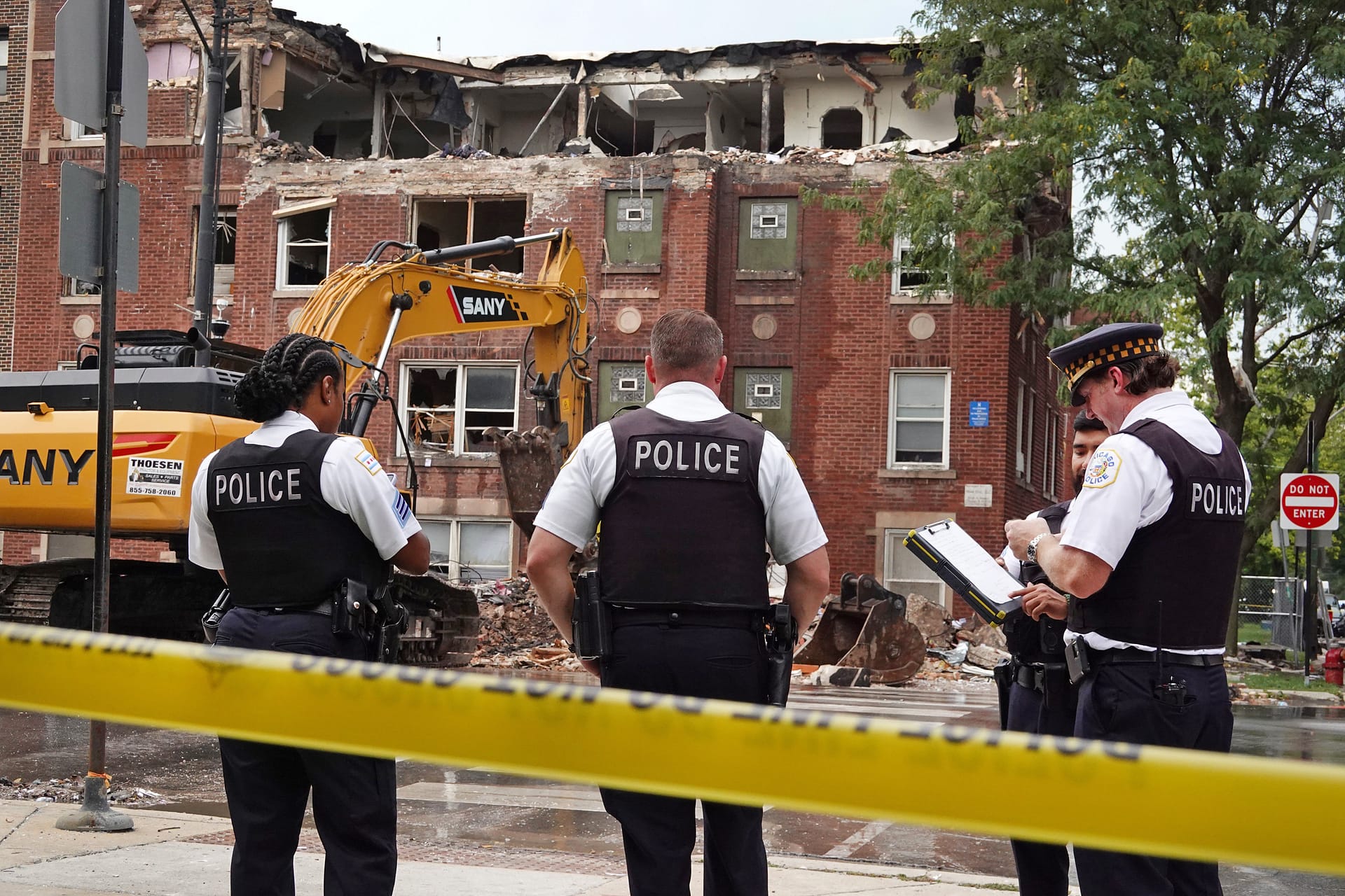 1 dead after Chicago explosion and building collapse that sent 8 to the hospital