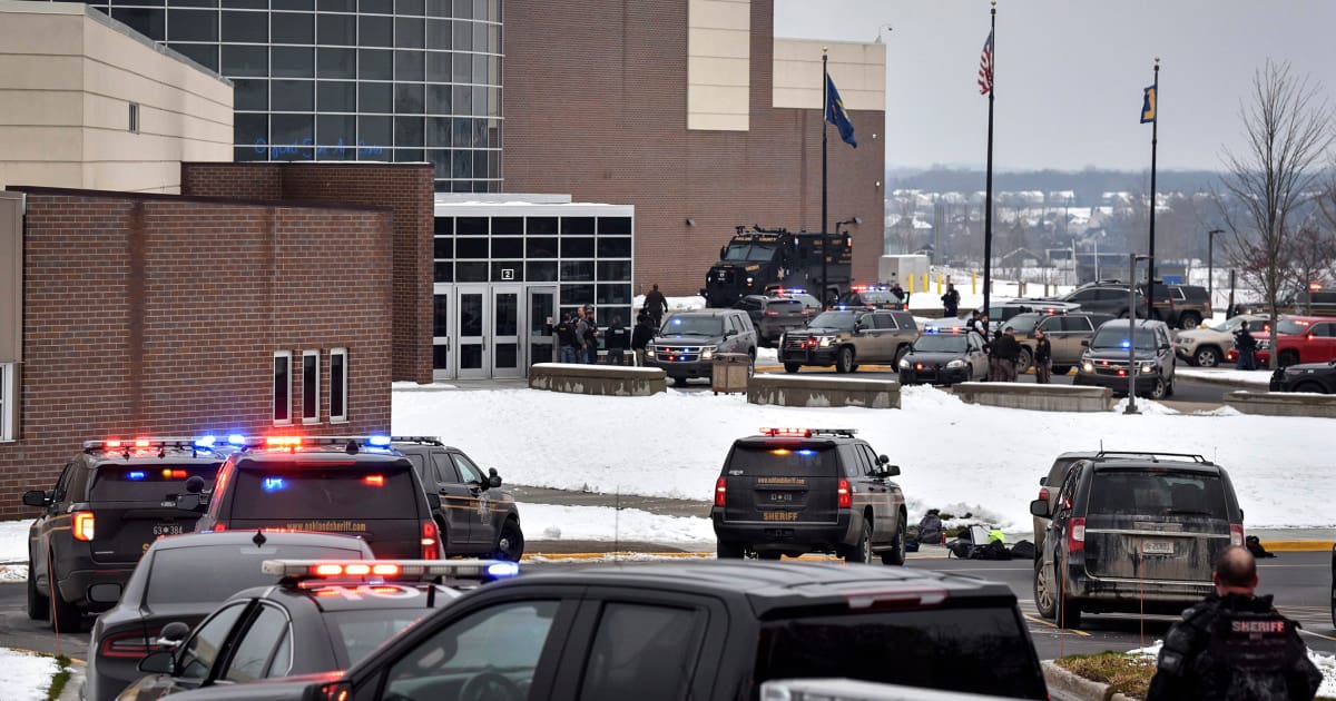 School officials unknowingly gave accused Michigan shooter his backpack with gun and magazines, lawyer says